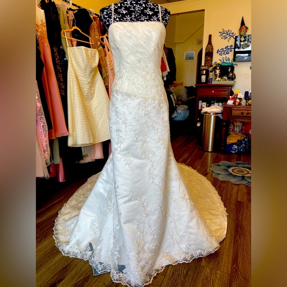 Anjolique Dresses & Skirts - Anjolique Wedding Gown